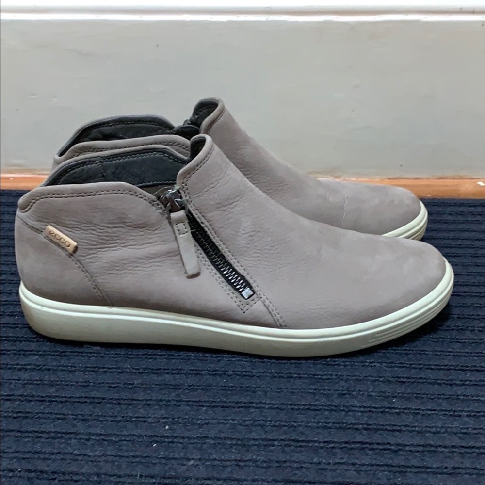 Women’s Ecco Soft 7 suede low boots size 10
